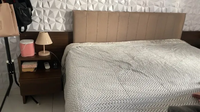 Cabeceira para cama box queen com criados mudos aclopados e 2 gavetas.