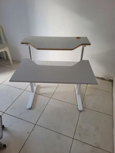 Mesa com regulagem de altura