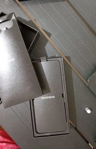 ZFlip 6 Preto retirada de peças