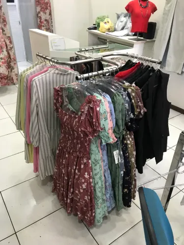Expositor Inox - arara para loja de confecções.