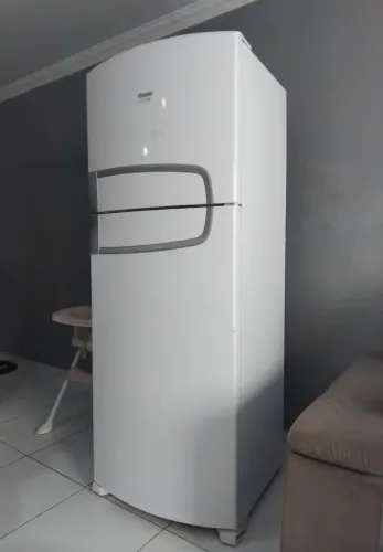 Geladeira Frost Free bem conservada e bem espaçosa.