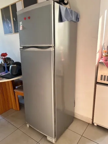 GELADEIRA DAKO ENVELOPADA DE PRATA 