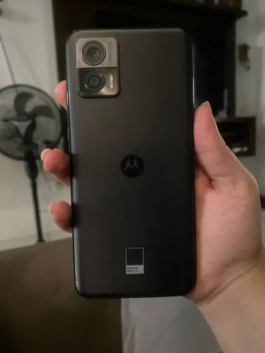 Motorola Edge 30 Neo (na cor Black Onyx / preto).