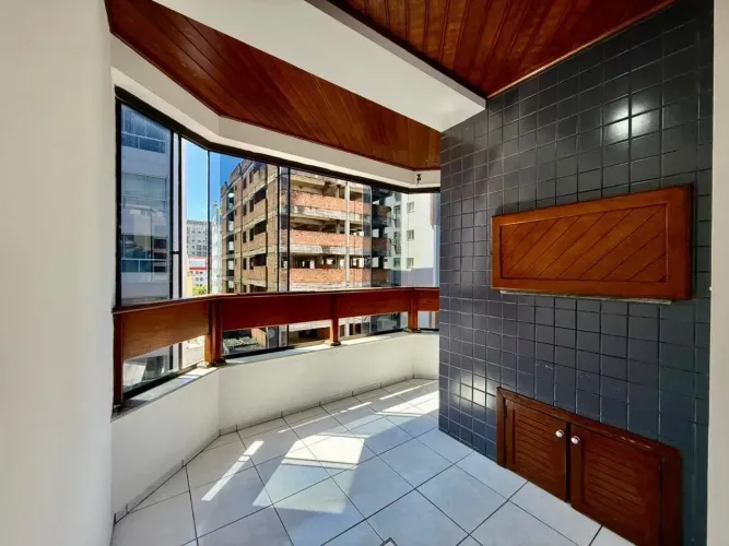 Sacada de frente, amplo apto 2 quartos, suíte, junto a Praça Flávio Boianovski