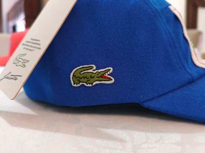 Boné Lacoste listrado 
