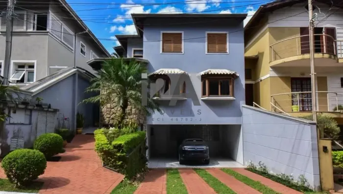 Sobrado condomínio, 3 dormitórios, 3 salas, 2 escritórios, salão, quintal, 4 vagas - Taboã