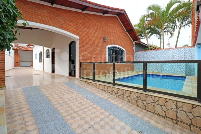 CASA à venda com piscina e 3 quartos em Peruíbe, no bairro Balneario Florida