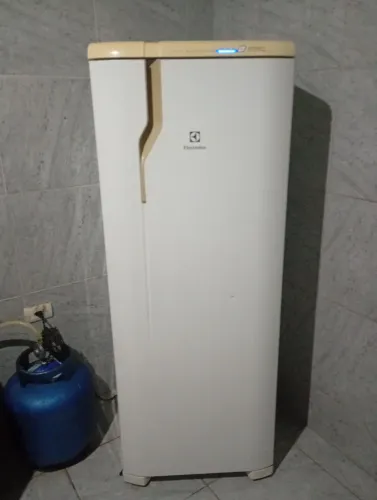Geladeira Electrolux fostfree, pra vender rápido 