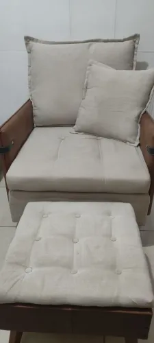 Poltronas beje mais puffs