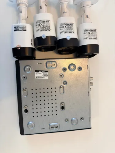 DVR INTELBRAS MHDX 1004 com 4 cameras