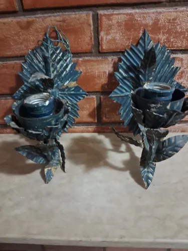 Duas luminárias de parede em formato de folhas 