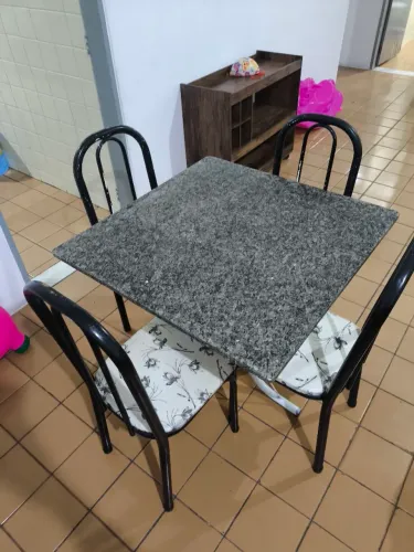 Mesa de Jantar Quadrada com 4 Cadeiras - Tampo de Granito