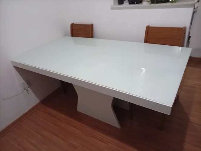 Mesa com tampo de vidro