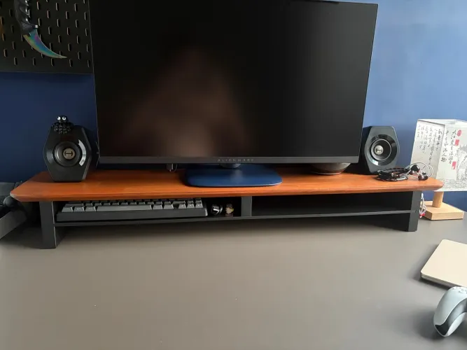SOU STAND PARA MONITOR EM MADEIRA MACIÇA EUCALIPTO