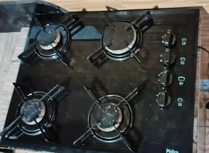 Cooktop da Philco 4 bocas , mas só funciona 3 1 botão está duro de resto funcionando