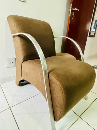 Poltrona de Sala Confortável em Suede Marrom - Braços Cromados
