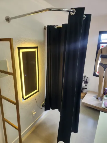 Provador roupas com cortina preta