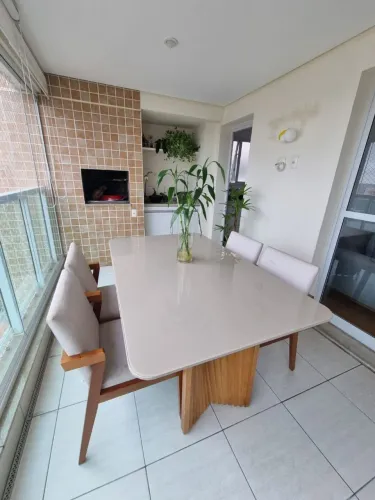 Mesa com cadeira