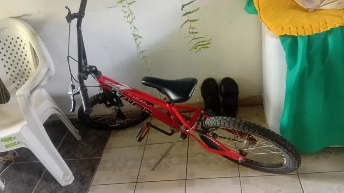 Vende-se bicicleta semi nova aro 20 pouco usado