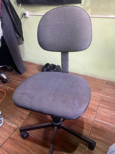 Cadeira Cinza de Escritório 
