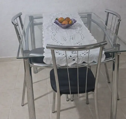 Mesa com tampo de vidro + 3 cadeiras