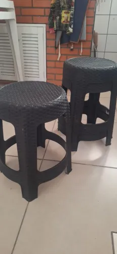 Banquetas de plástico pretas