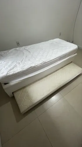 Cama de solteiro em courino com cama auxilia e colchão