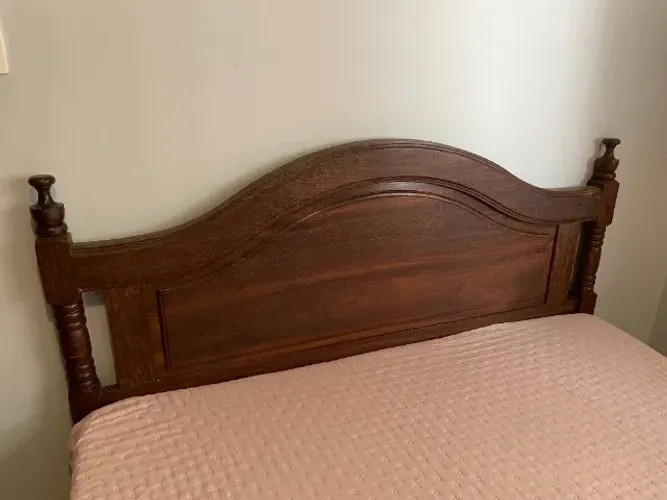 Cama antiga de madeira Sucupira - Peça com história.