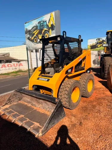 Mini pá carregadeira (BOB CAT)