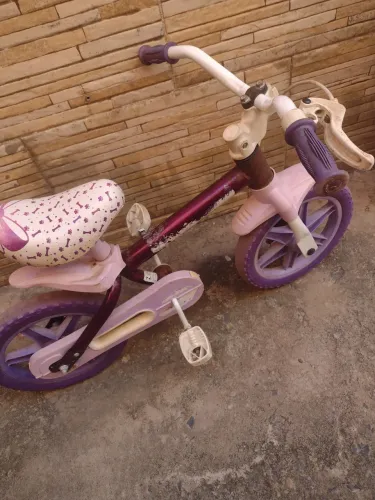 Bicicleta infantil disponível