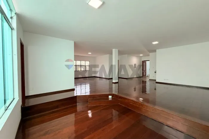 Casa térrea para locação residencial ou comercial com 340m2 de área construída no Parque C