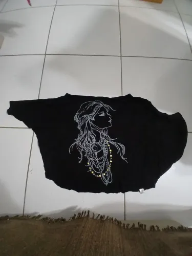 Camiseta Feminina Preta de Algodão com estampa
