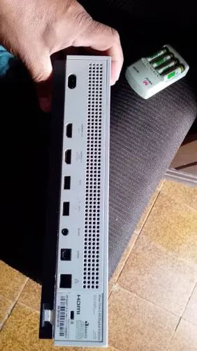 Vendo Xbox one s com 1 controle e 6 pilhas recarregável com o recarregado.