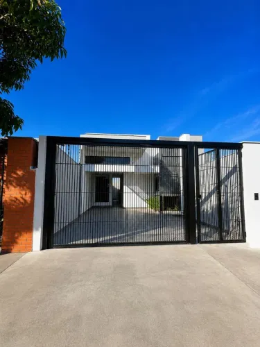 Casa à Venda no Jardim Tropical em Maringá com 3 Quartos