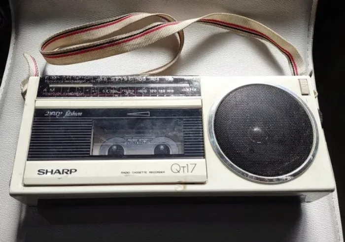 Sharp Radio Cassette Recorder QT-17 - Leia atentamente a descrição.