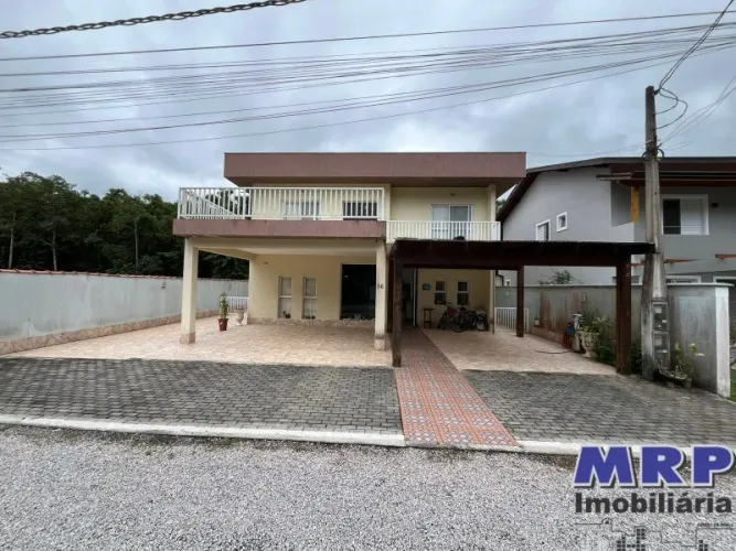 Casa à venda em Ubatuba. Praia da Lagoinha. Condomínio fechado. 4 dormitórios. Com piscina