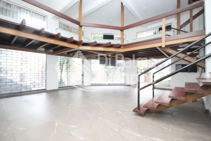 Salão comercial com 133m² para locação em esquina com mezaninos na Aclimação