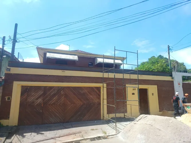 Escoramento estrutural de vigas.