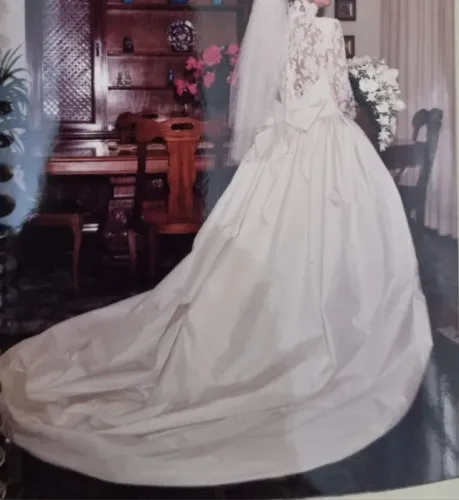 Vestido de noiva com renda francesa, de tafetá, off white, bordado à mao, usado uma única