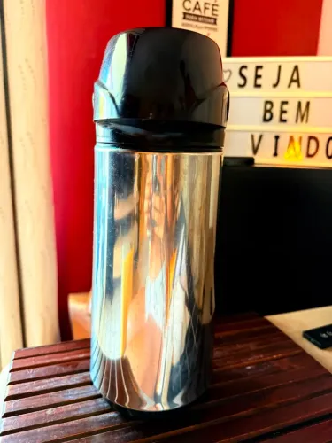 Garrafa Térmica em Aço Inox com Pressão e Alça - Excelente Estado