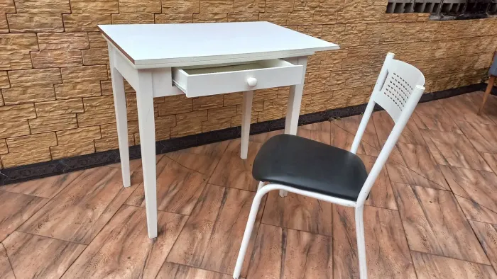 Entrego: Mesinha Vintage em madeira maciça com cadeira e gaveta ampla