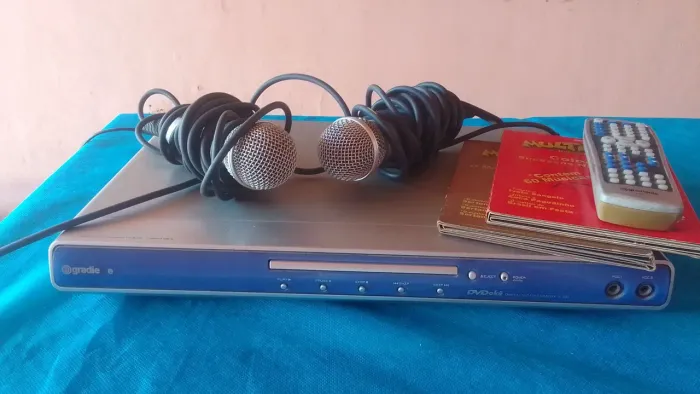 Dvd e Karaokê com 2 microfones!!! 