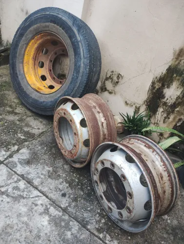 Três rodas e um pneu caminhão ônibus sem câmara 229