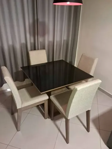 Mesa e quatro cadeiras 90x90 