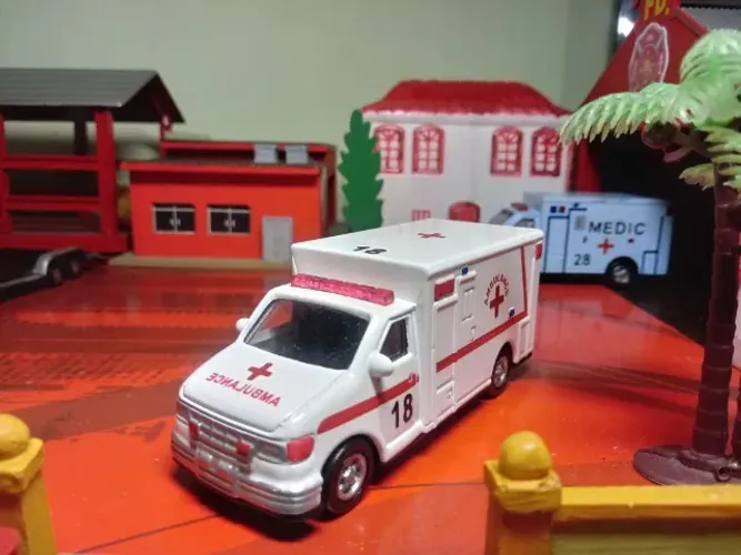 Miniatura Ford E350 Ambulance 18 Emergency - Scale 1/64.