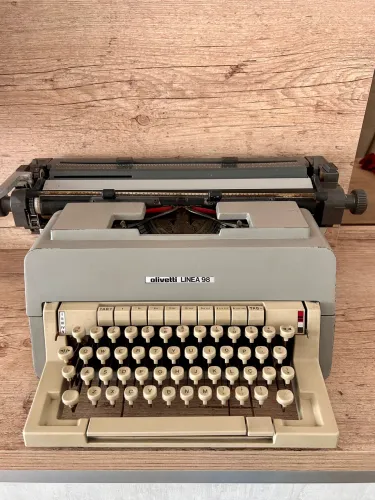 Máquina de Escrever Olivetti LINEA 98 - Decoração ou reforma simples para uso.