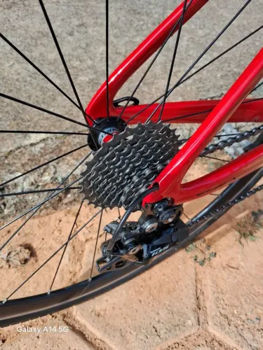 Bicicleta Speed - Shimano 105 Quadro e garfo de carbono  - Apenas 500km rodado