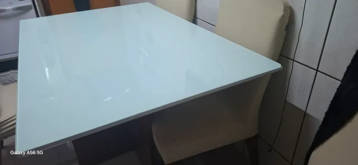 Vendo uma mesa de cozinha vidro de 5 mm 165 x90 preço 600 reais