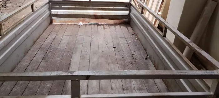 BAIXOU: Carretinha 2,2m, com lanterna traseiras, pneus novos, documentada.para transferir.