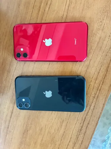 Vendo IPhone 11 tenho 2 disponíveis no preto e vermelho